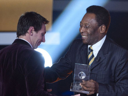 Pele: Maradona và Messi chỉ biết chơi mỗi chân trái