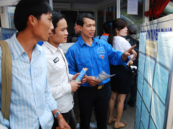 Bạn trẻ tìm việc tại TT giới thiệu việc làm của Đoàn thanh niên (TPHCM) Ảnh: Q.M