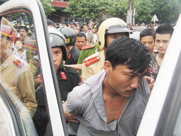 Bắt tài xế tông CSGT, cố thủ nhốt 40 hành khách trong xe