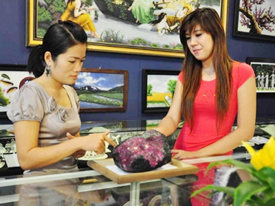 Viên ruby 10kg trúng đấu giá 11 tỷ đồng. Ảnh: L.N