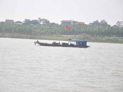 Mòn mỏi tìm thi thể nạn nhân bị bác sĩ ném xuống sông