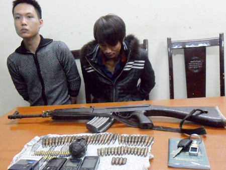 Hai đối tượng Chiến và Hùng cùng tang vật tại cơ quan điều tra