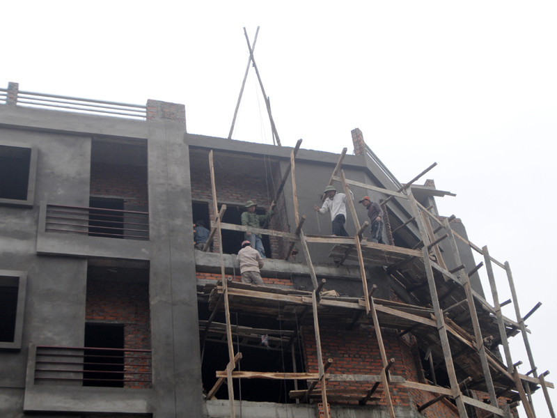 Công nhân xây dựng tại các công trường vẫn đang chạy đua để kịp tiến độ trước Tết. Ảnh: Tuấn Nguyễn