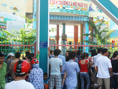 Trắng đêm xếp hàng đăng ký vào trường mầm non