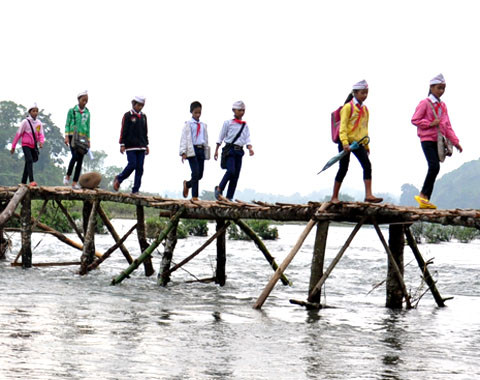 Hàng trăm học sinh phải lội sông đến trường