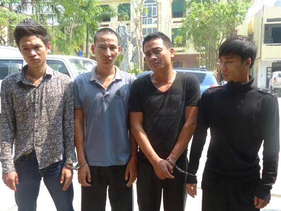 Côn đồ bịt mặt nổ súng, chém người