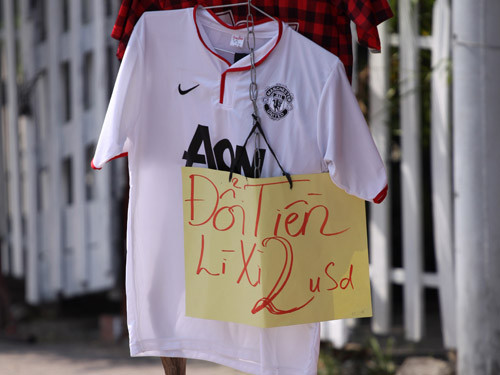 Ở vỉa hè cũng đổi tờ 2 USD!