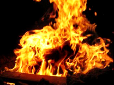 'Phi công trẻ' tưới xăng đốt bạn tình