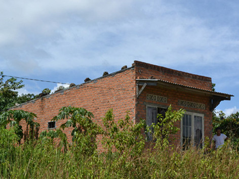 Tiếp cận ngôi nhà thiếu nữ bị cha giam cầm gần 3 tháng