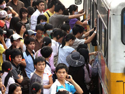 Nhao nhao lao lên... xe buýt