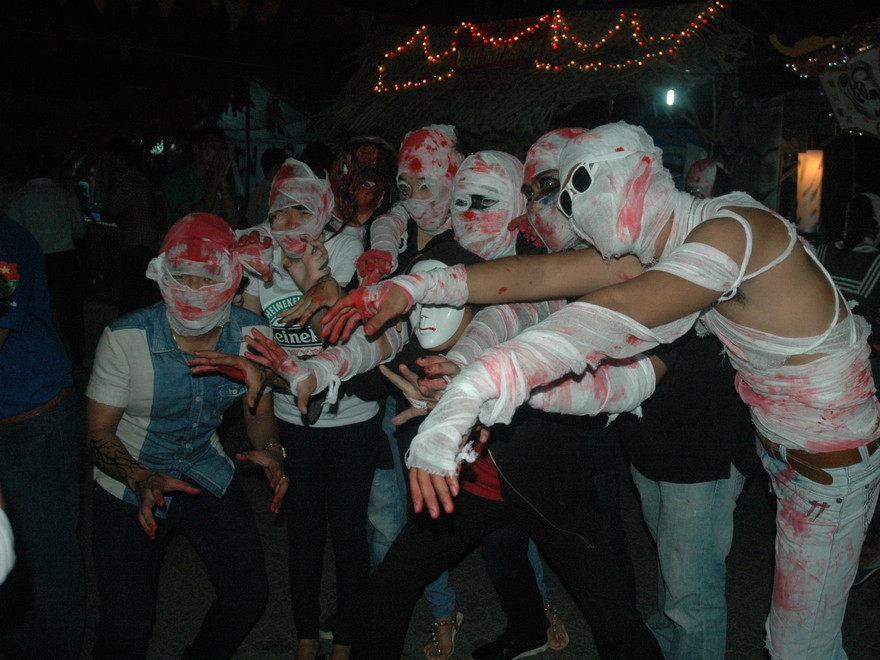 Rợn người với lối hóa trang của sinh viên Hồng Bàng