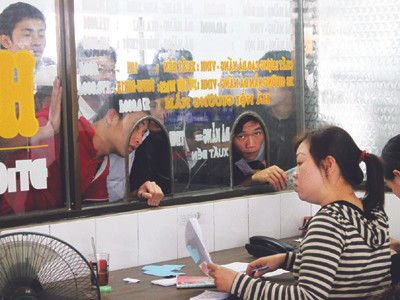 Hành khách tranh nhau mua vé tại bến xe Đà Nẵng