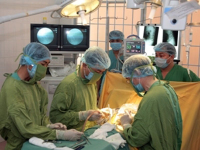 Một ca phẫu thuật cột sống thắt lưng cho bệnh nhân Ảnh: TTXVN