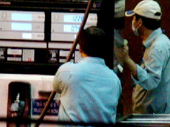 Lừa đảo trắng trợn ở cây xăng