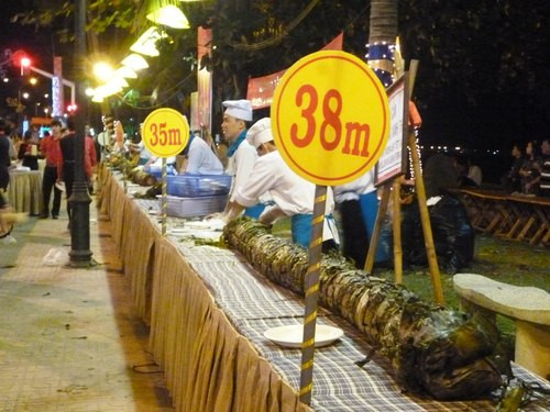Bánh tét dài 38 m phục vụ nghìn khách