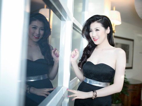 Á hậu Tú Anh khoe vai thon gợi cảm