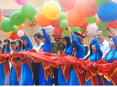 Thủ tướng Nguyễn Tấn Dũng cắt băng khánh thành tượng đài