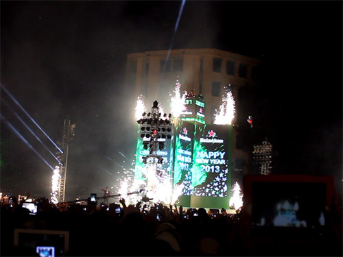 Chùm ảnh ngộp thở đón năm mới giữa Thủ đô Hà Nội