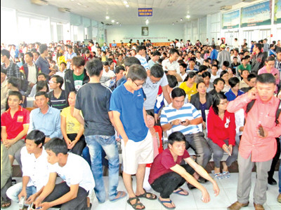 Trắng đêm 'săn' vé tàu Tết