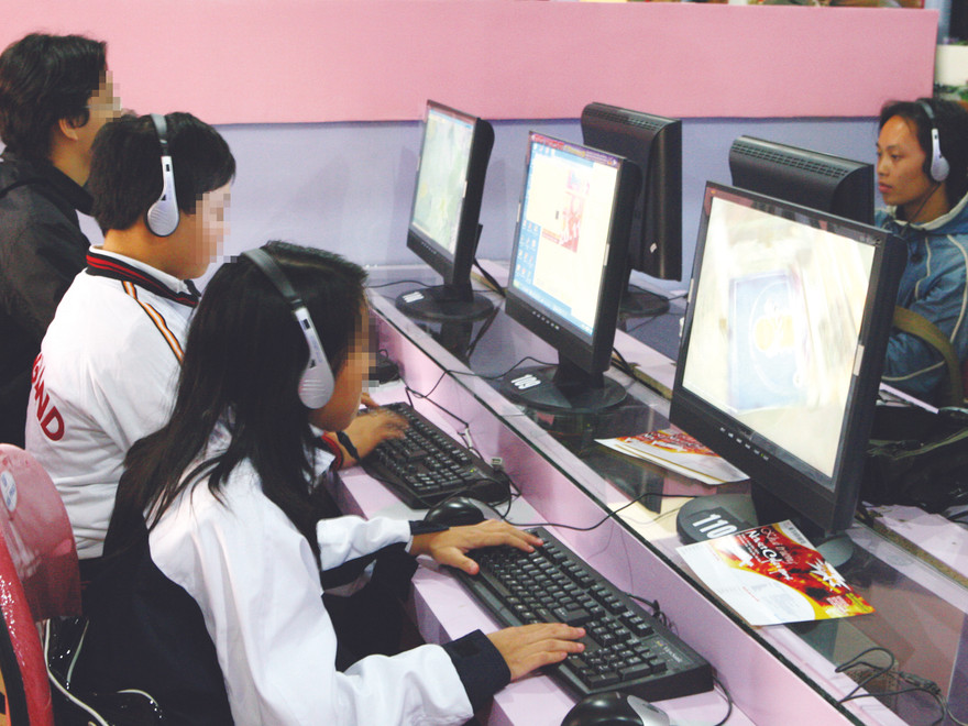 Nhiều phụ huynh xem internet như ngáo ộp rình rập con họ Ảnh: Hồng Vĩnh