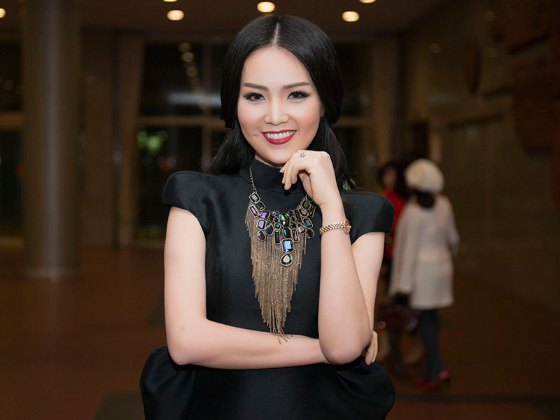 Á hậu Thụy Vân kiêu sa đi nghe nhạc đầu năm