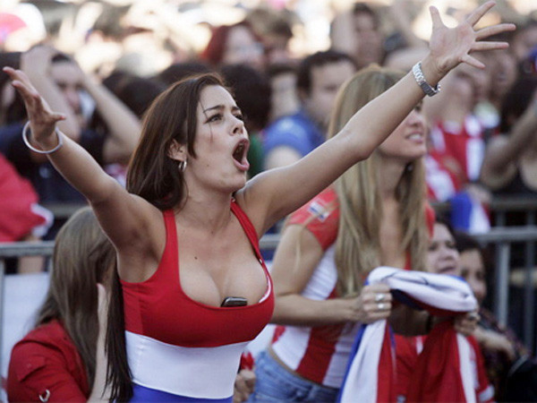 Nữ cổ động viên cuồng nhiệt của Paraguay