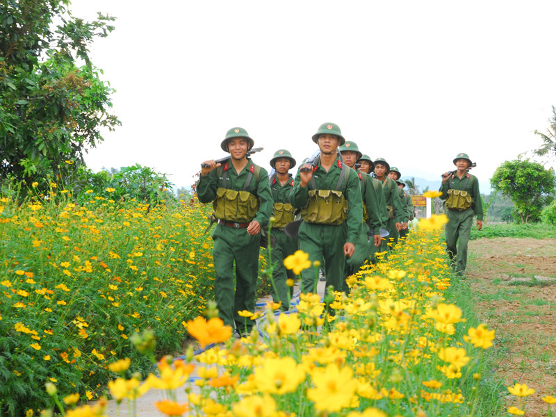 Chiến sĩ Sư đoàn 2 trên đường hành quân