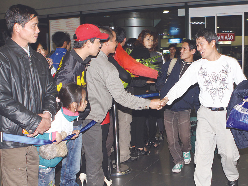Vui mừng bắt tay người thân khi về đến quê hương. Ảnh: Hữu Việt