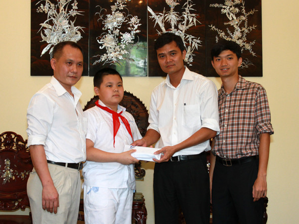 Học sinh tiểu học ủng hộ xây cột cờ Tổ quốc giữa Biển Đông