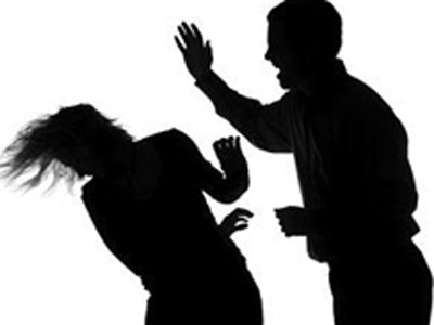 Ghen tuông, đánh vợ dã man bằng điếu cày