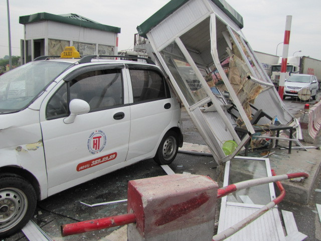 Xe tải đâm nát trạm thu phí