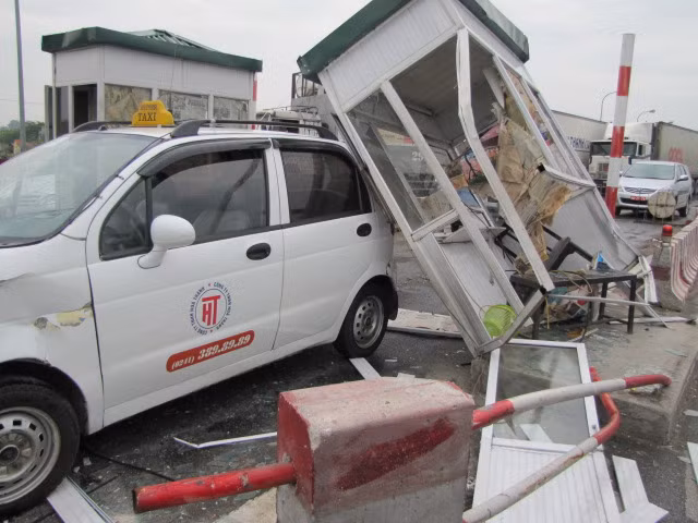 Xe tải đâm nát trạm thu phí