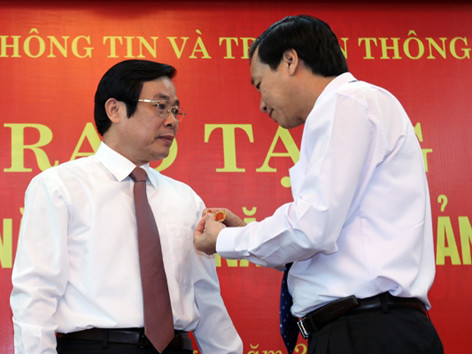 Bộ trưởng Nguyễn Bắc Son nhận huy hiệu 40 năm tuổi Đảng