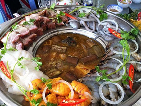 Kinh hoàng hóa chất sôi trong nồi lẩu