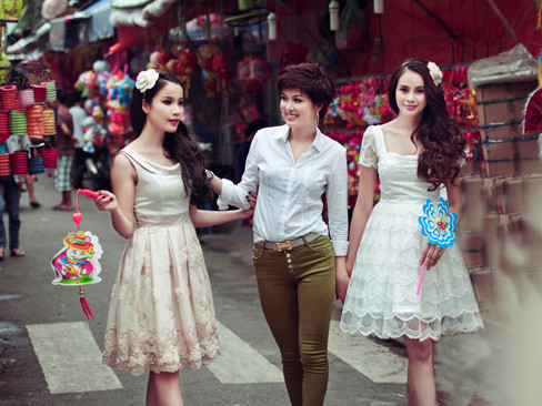 Bảo Trúc, Oanh Yến xinh đẹp xuống phố Trung thu