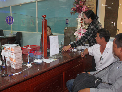 Ế tiền, ngân hàng 'đốt đuốc' tìm khách