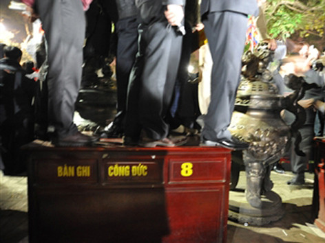 Những hình ảnh phản cảm tại lễ khai ấn đền Trần