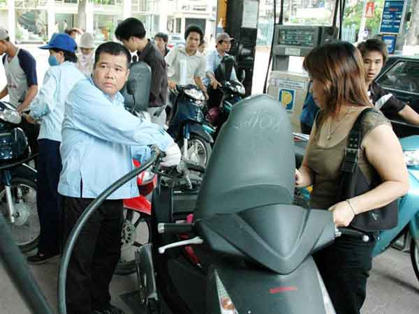 Xăng tăng 900 đồng/lít