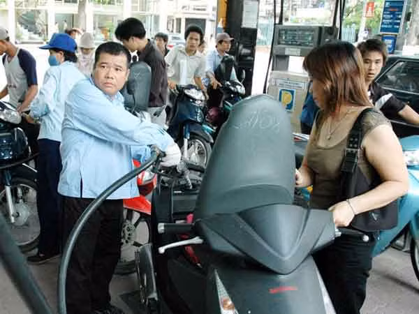 Xăng tăng 900 đồng/lít