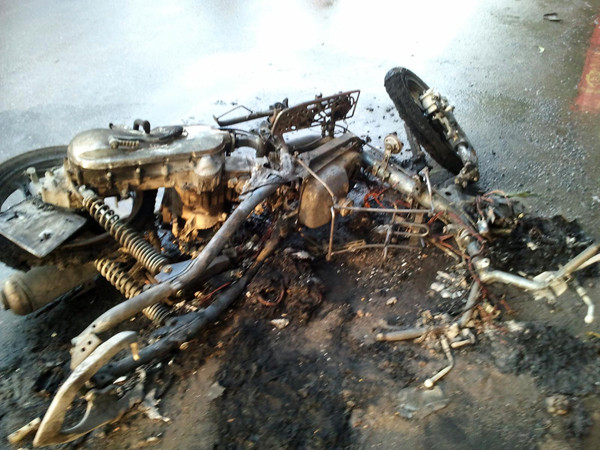 Honda Airblade đang chạy bỗng bốc cháy