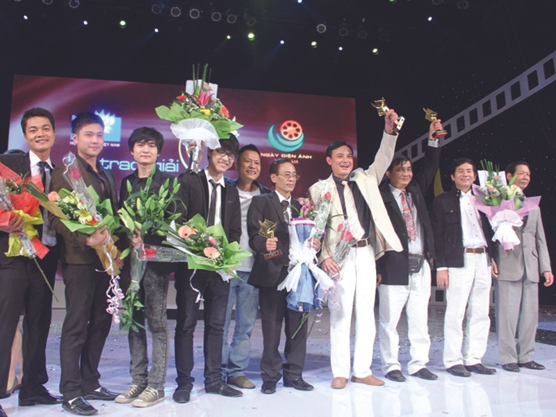 Đoàn làm phim Mùi cỏ cháy