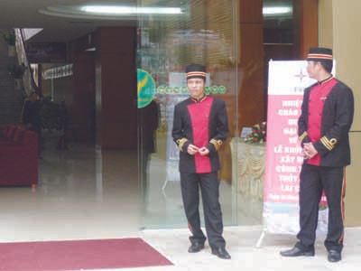 Băng rôn khẩu hiểu đã được EVN chuẩn bị chu đáo để đón khách tại khách sạn Mường Thanh (TP Điện Biên) nhưng lễ khởi công đã bị hoãn