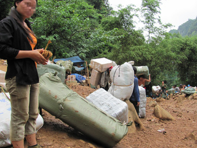 Hàng lậu áp sát biên giới
