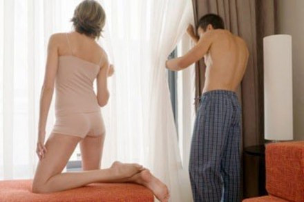 Bắt kẻ ép người yêu cũ vào nhà nghỉ