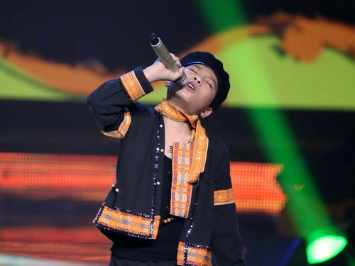 Giọng hát Việt nhí: Cậu bé 12 tuổi 'lên đồng' với 'Chiếc khăn Piêu'