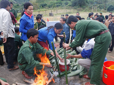Thanh niên và chiến sĩ nấu cơm lam