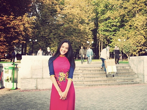 Á hậu Hoàng Anh khoe vẻ đẹp dịu dàng ở Ucraina