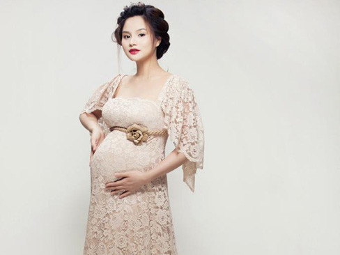 Vũ Thu Phương diện váy ren gợi cảm khoe bụng bầu