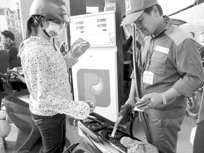 Đưa xăng vào diện hàng nộp thuế trước thông quan