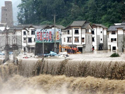 Các tòa nhà ở tỉnh Tứ Xuyên bị ngập do mưa to tuần trước. Tính đến ngày 15-8, ít nhất 38 người bị mất tích do lũ và lở đất